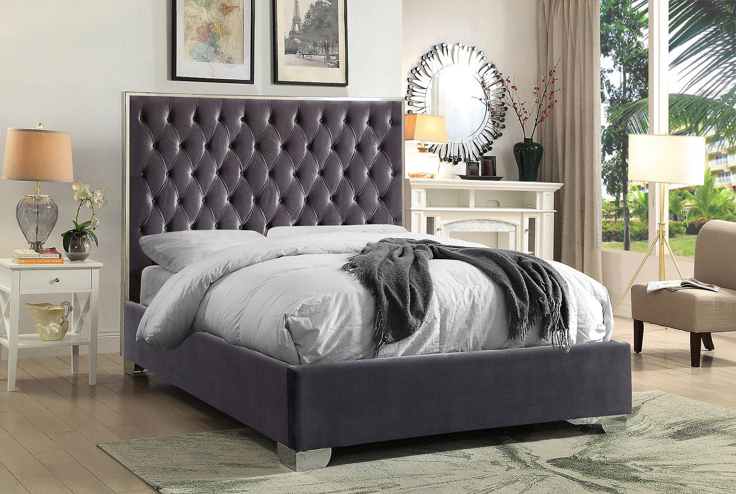Lit en Velours Gris avec Capitonnage Profond et Finition Chromée sur la Tête de Lit - Support de Matelas Inclus