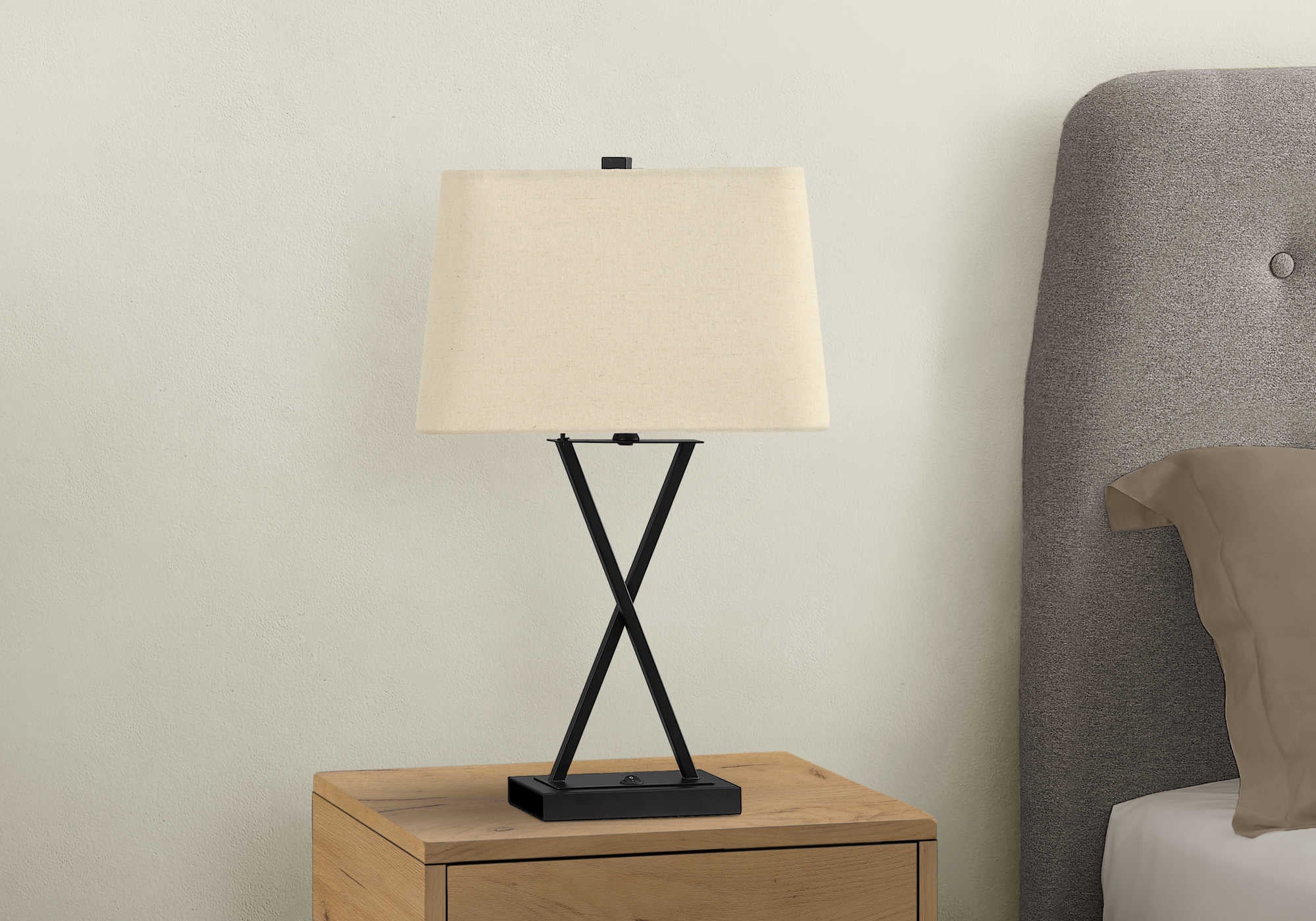 ÉCLAIRAGE - LAMPE DE TABLE 25"H MÉTAL NOIR/Abat-jour BEIGE/USB