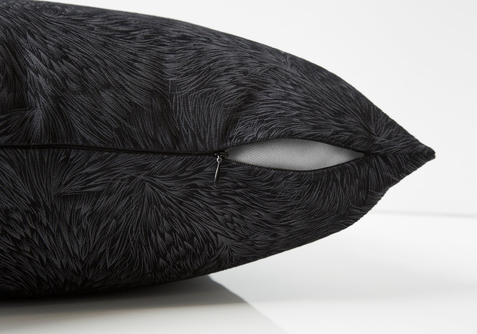 COUSSIN - 18"X 18" / VELOURS PLUME NOIR / 2PCS