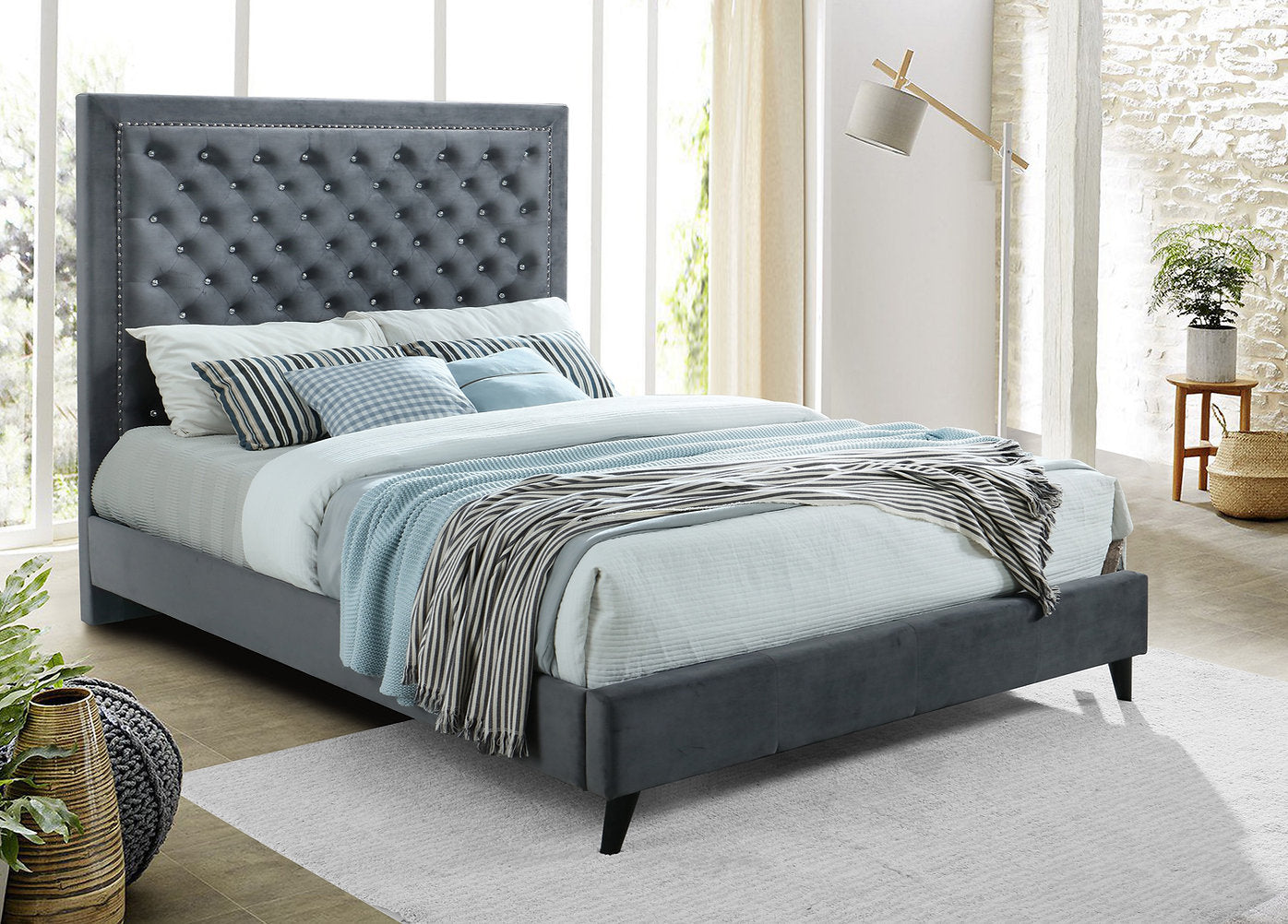 Lit rembourré à boutons gris avec détails de strass et de clous, avec support de matelas inclus