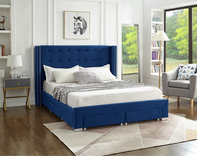 Lit à oreilles en tissu velours bleu avec détails cloutés et pieds chromés.