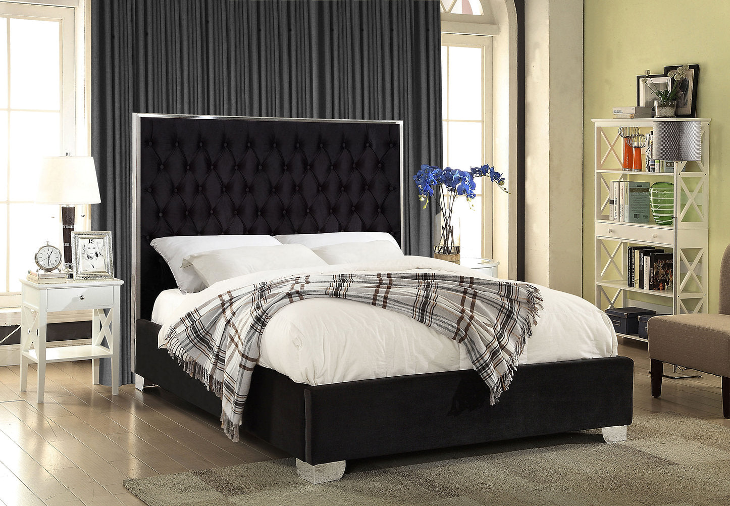 Lit Velours Noir, Capitonnage Profond, Chrome - Support Matelas Inclus