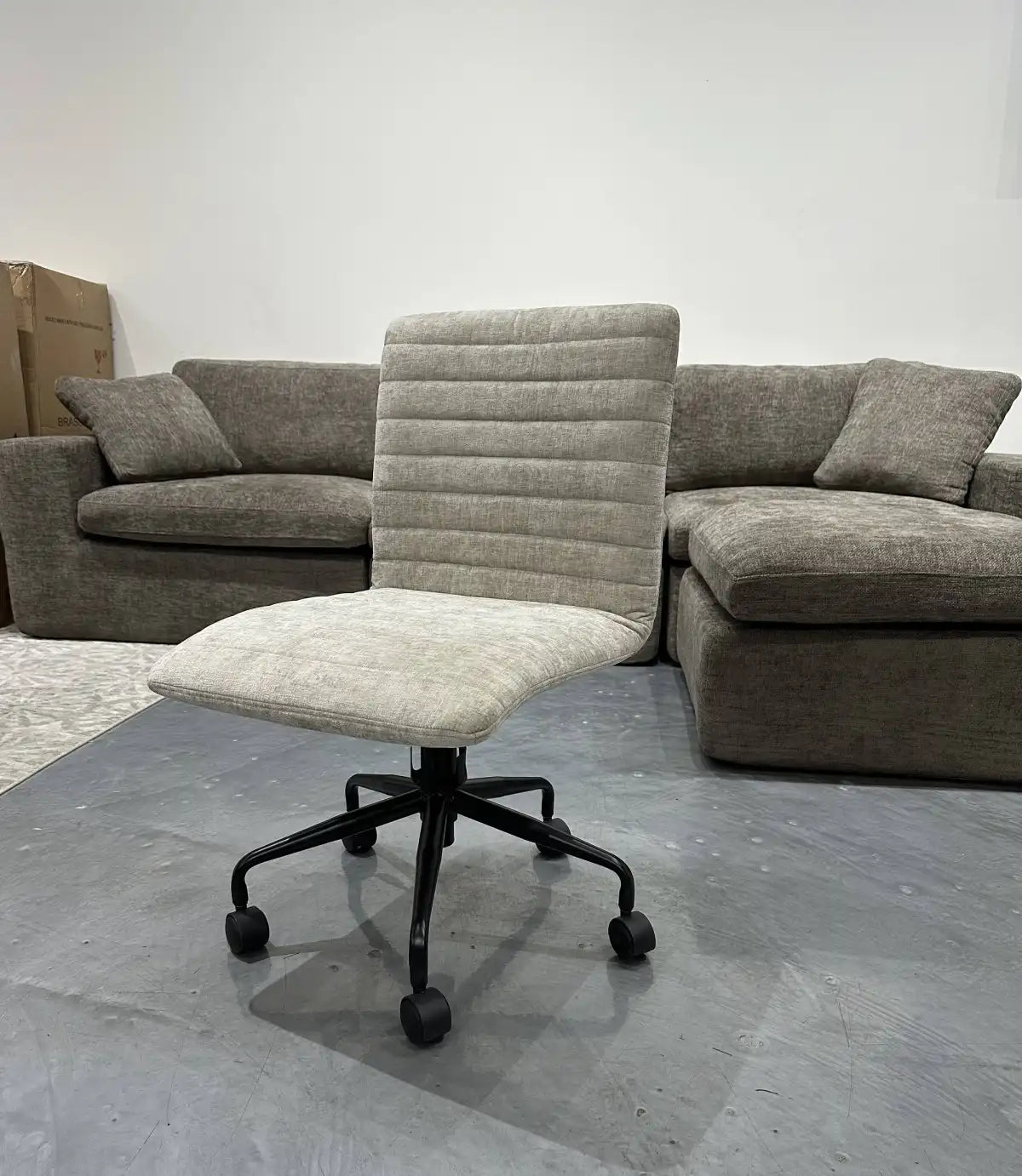 Chaise de travail Otto en tissu beige | Accents capitonnés (Channel Tufted)