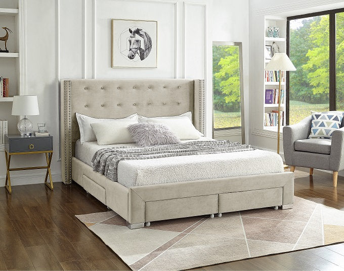 Lit à oreilles en tissu velours crème avec détails cloutés et pieds chromés.
