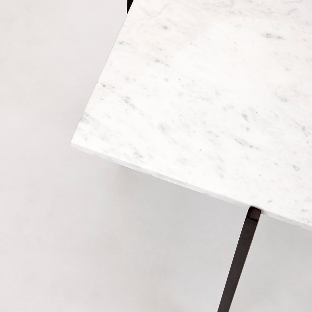 Table de bout avec dessus en marbre blanc Ida : cadre noir