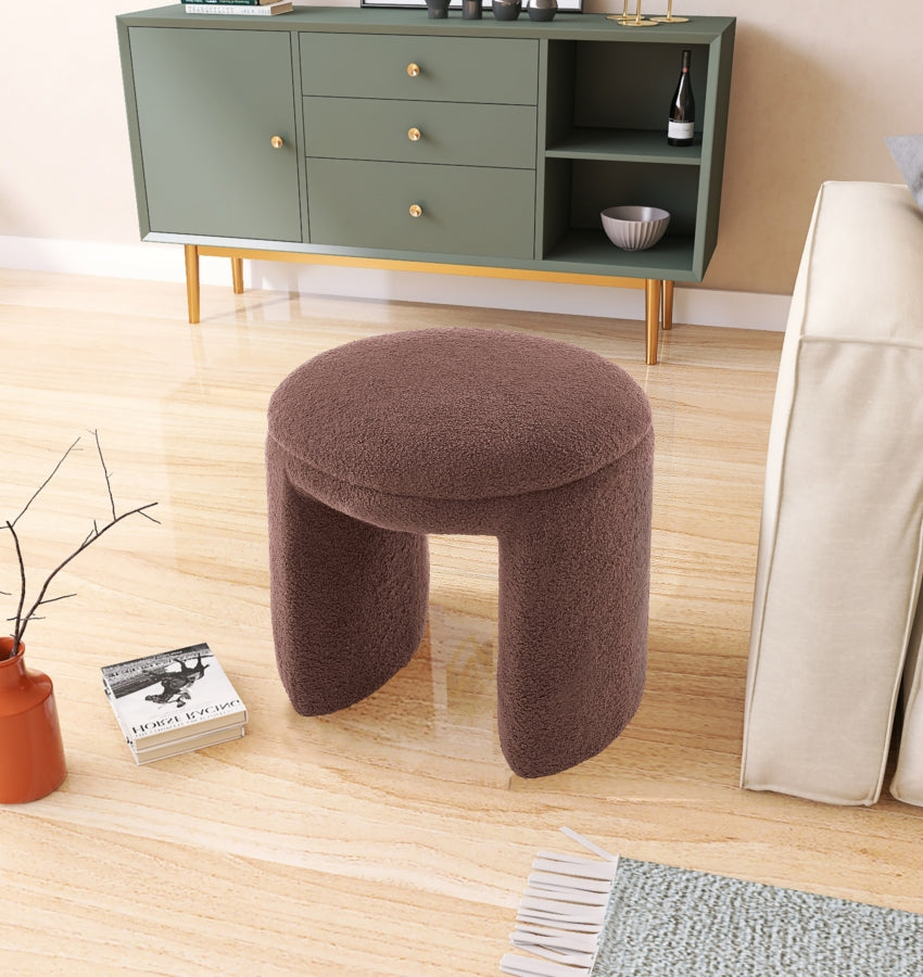 Pouf/tabouret en tissu peluche imitation peau de mouton Bowen