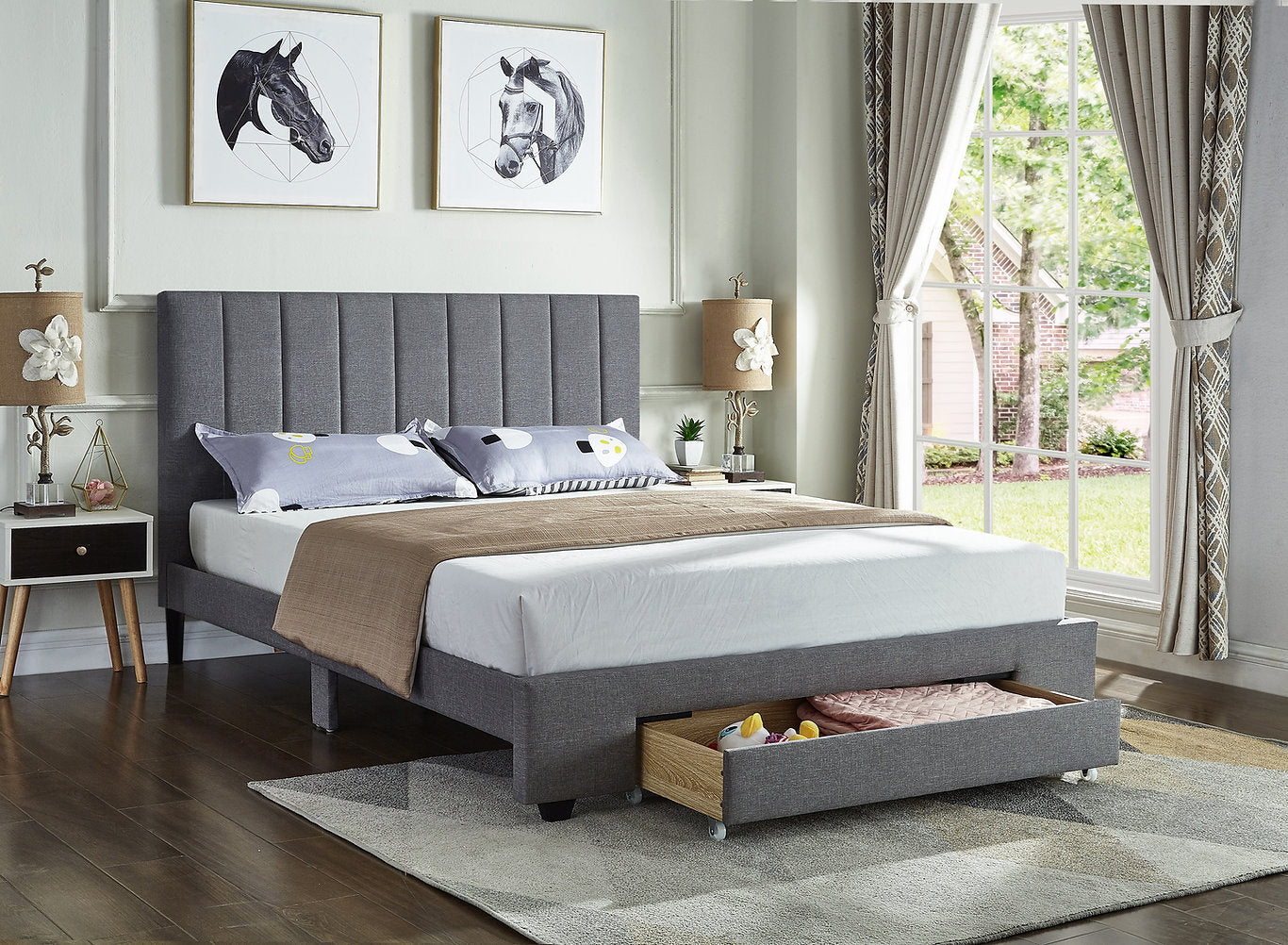 Lit en tissu gris avec tête de lit rembourrée et tiroir de rangement