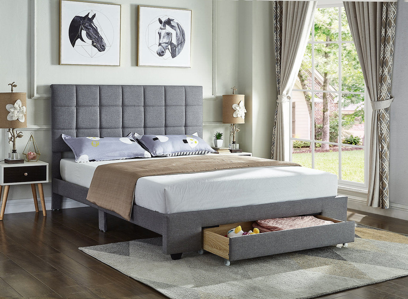 Lit en tissu gris avec tête de lit capitonnée à motif carré