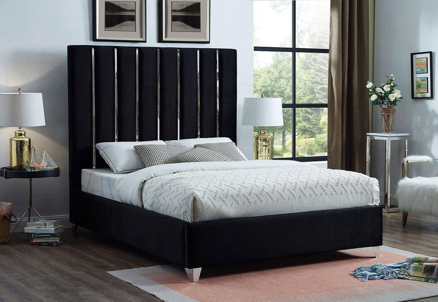 Lit en Velours Noir avec Design en Canaux Chromés