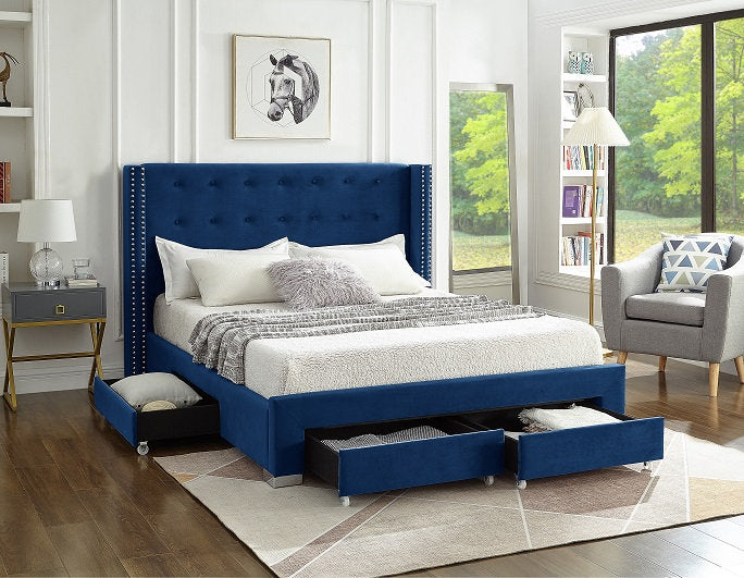 Lit à oreilles en tissu velours bleu avec détails cloutés et pieds chromés.