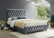 Lit en velours gris avec boutons à motif losange et pieds chromés