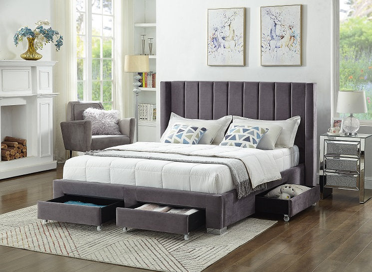 Lit d'aile en tissu gris en velours avec touffage profond et jambes chromées