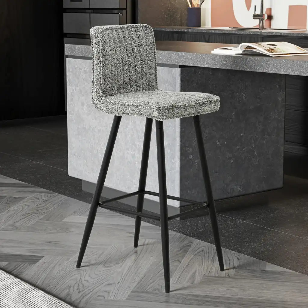 Duo 1019 : Tabourets de Bar en Tissu Latte et Pieds Noirs