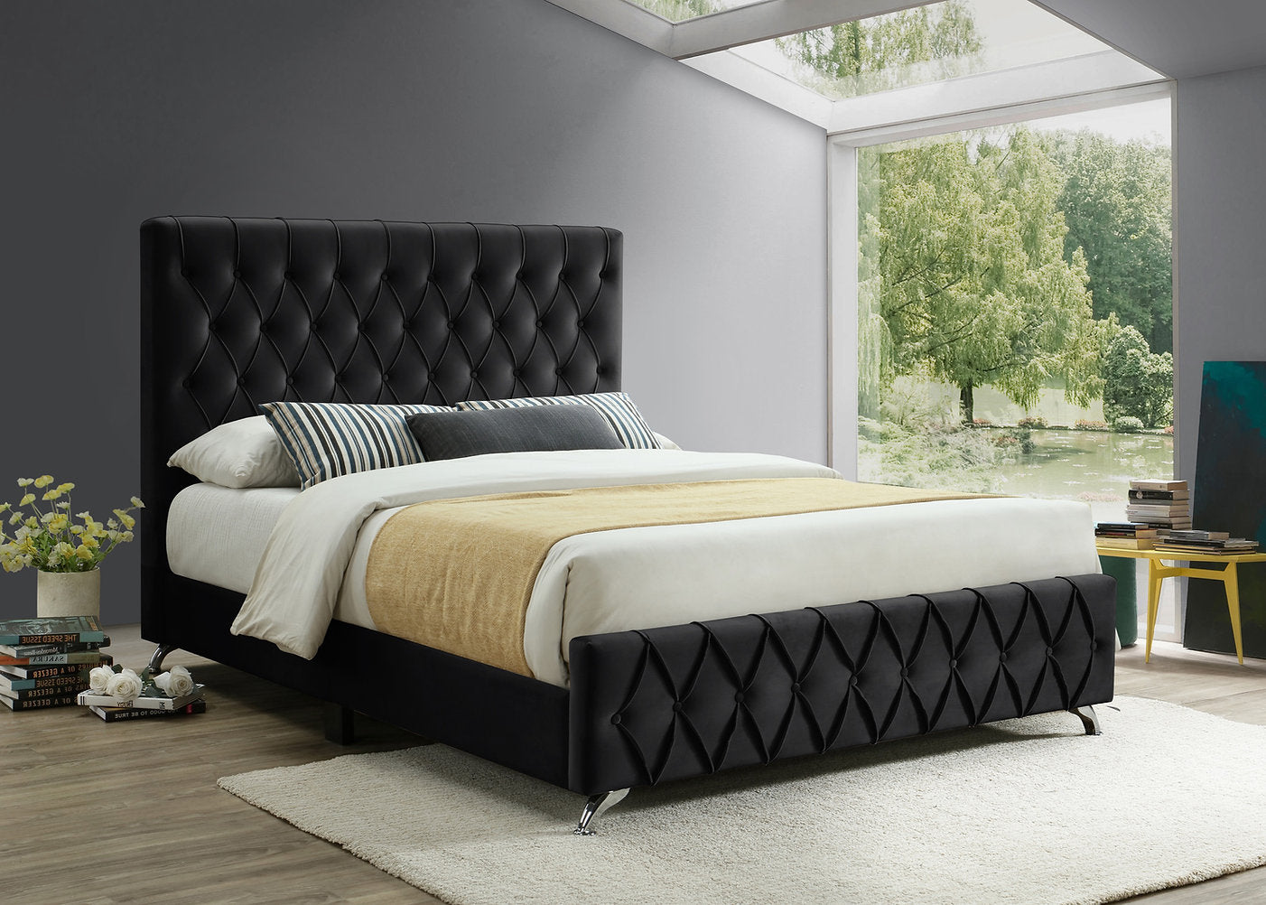 Lit en velours noir avec boutons à motif losange et pieds chromés