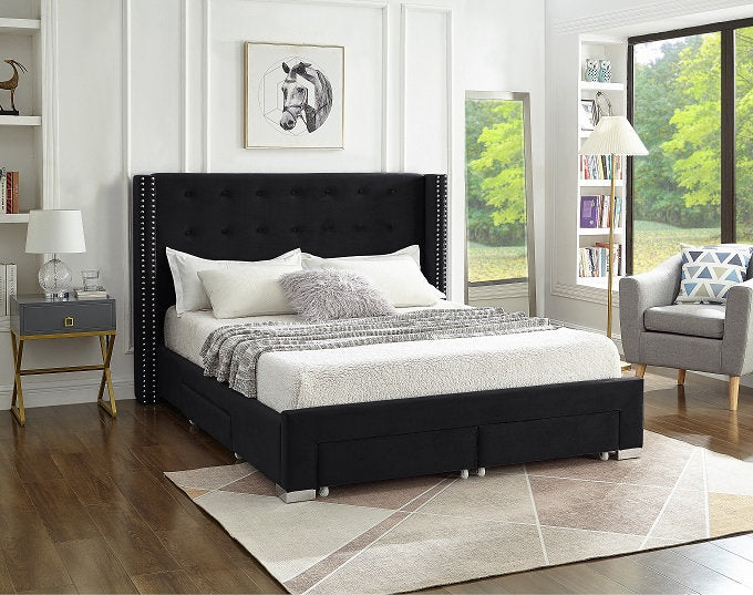 Lit à oreilles en tissu velours noir avec détails cloutés et pieds chromés.