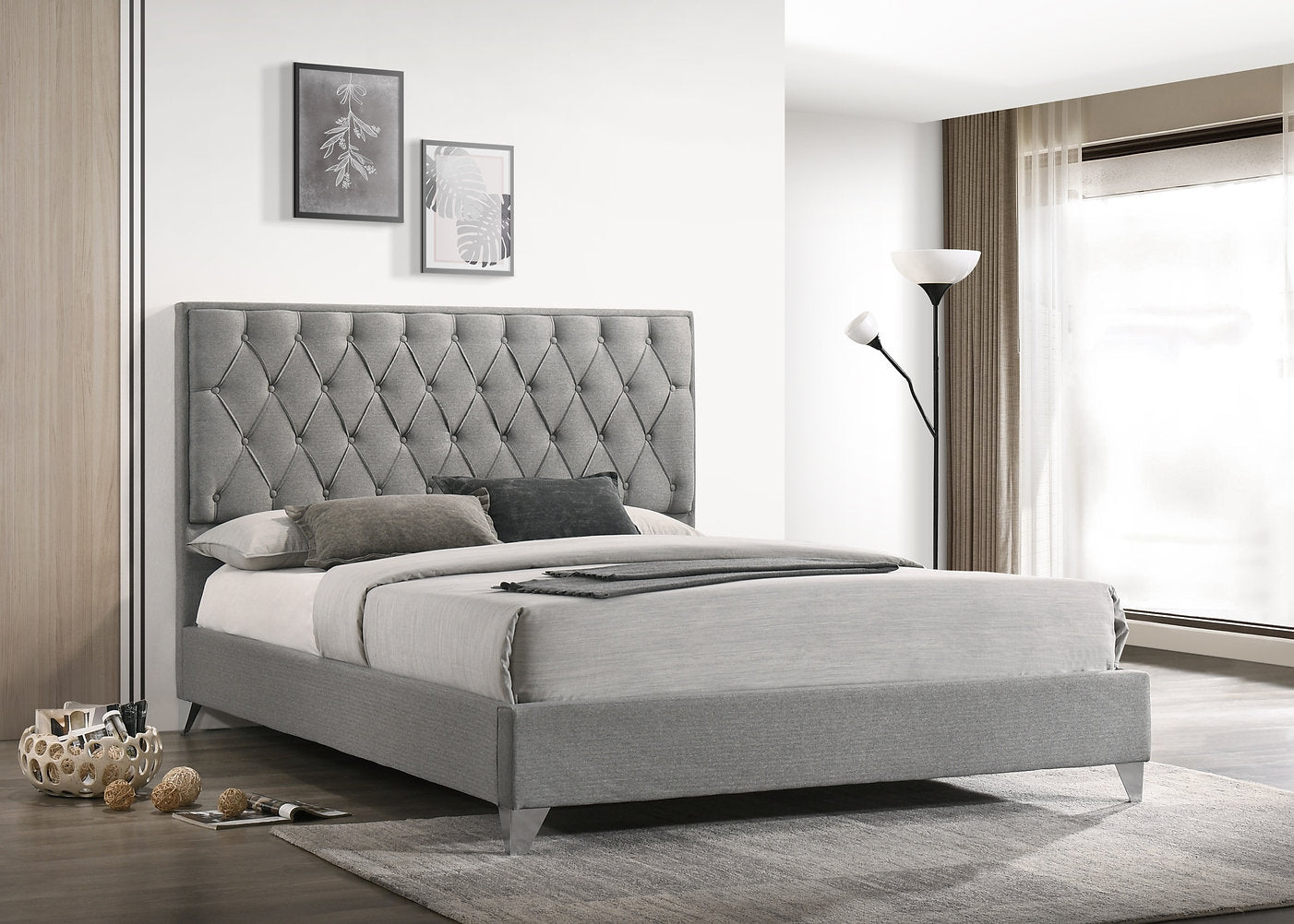 Lit en tissu gris avec boutons à motif losange et pieds chromés