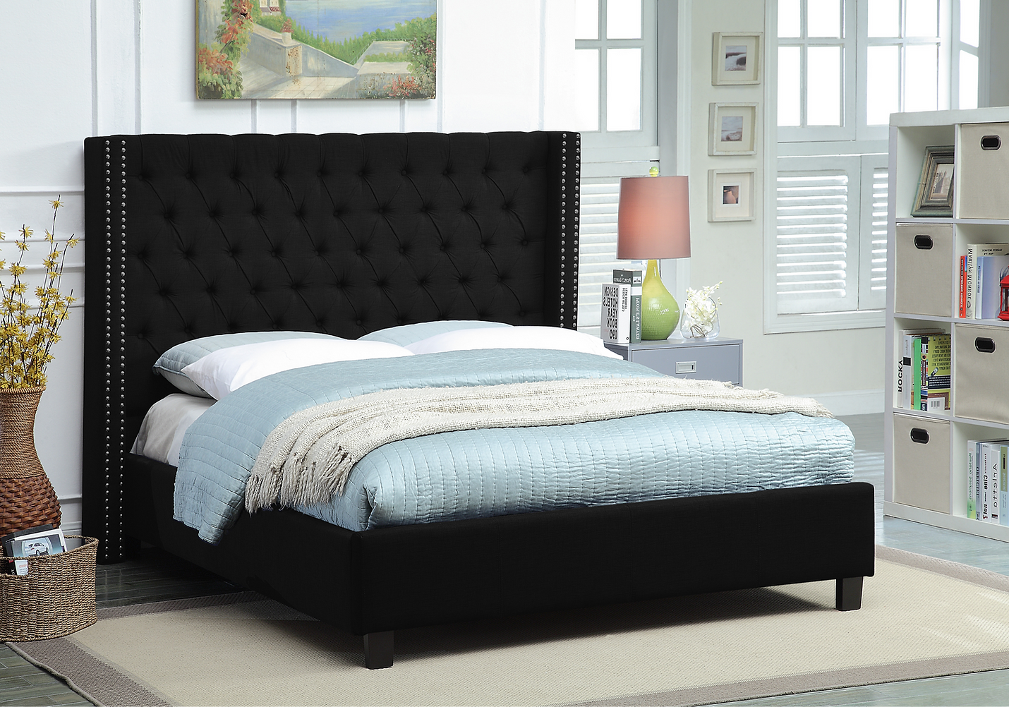 Lit à oreilles en tissu noir avec capitonnage profond et détails de têtes de clous