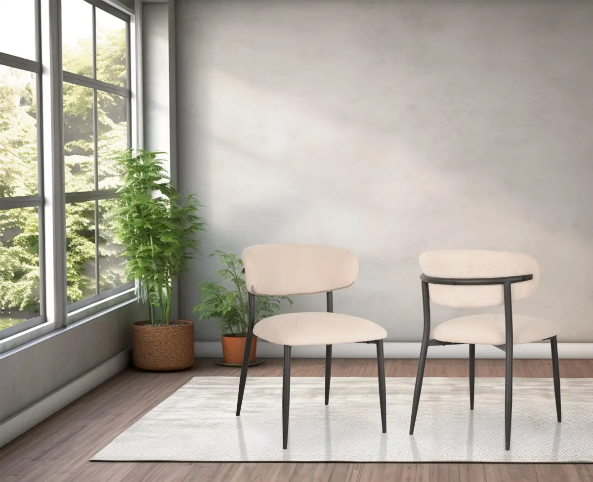 Chaises Gianna en tissu beige | Dossier incurvé et pattes noires