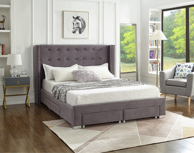 Lit à oreilles en tissu velours gris avec détails cloutés et pieds chromés