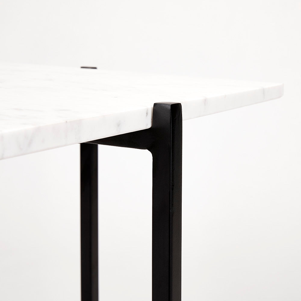 Table de bout avec dessus en marbre blanc Ida : cadre noir