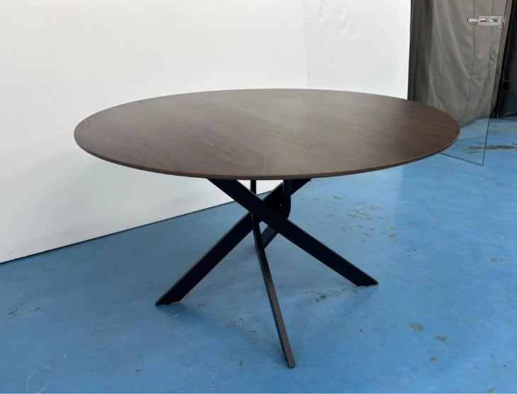 Table de salle à manger CAROL au fini placage noyer avec pieds en métal noir