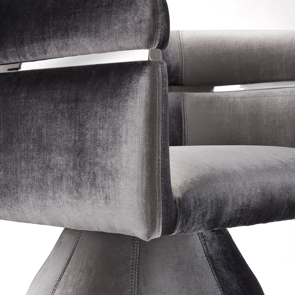 Chaise Obi en velours charbon de bois