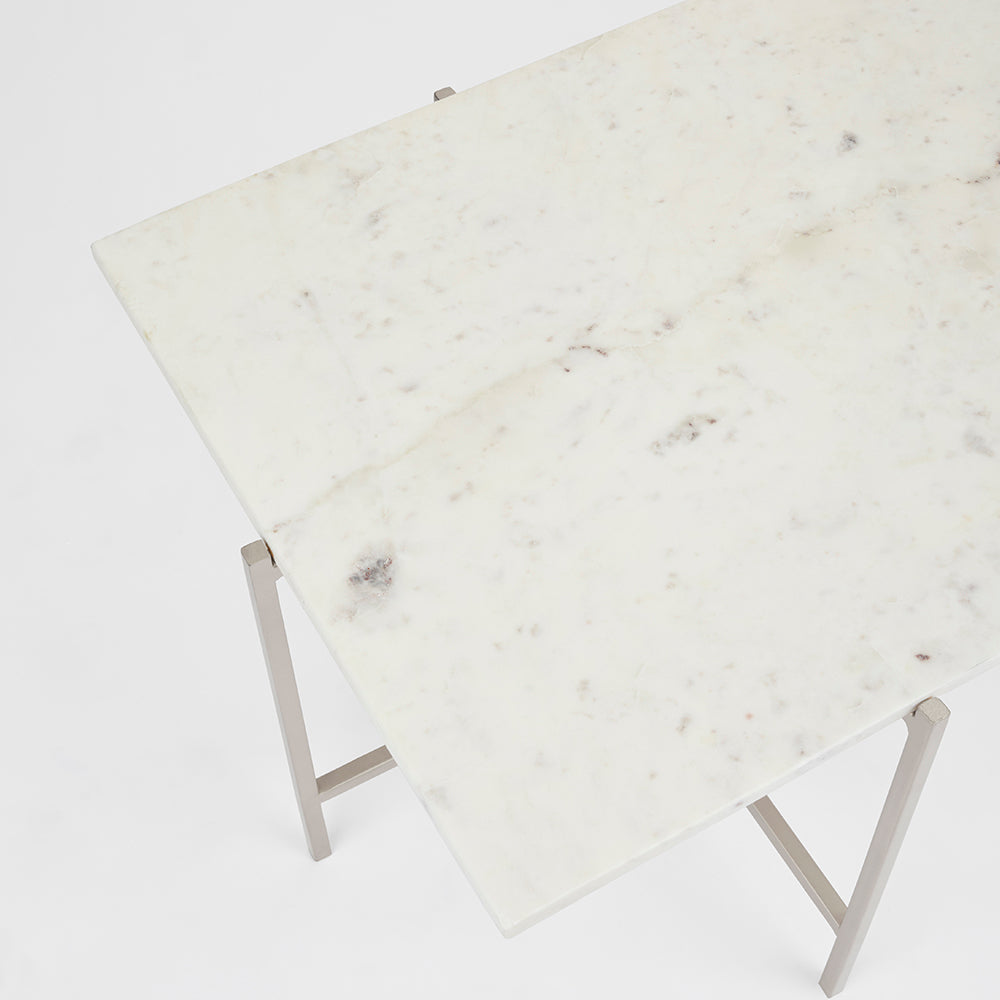 Table basse avec plateau en marbre blanc Ida : cadre argenté