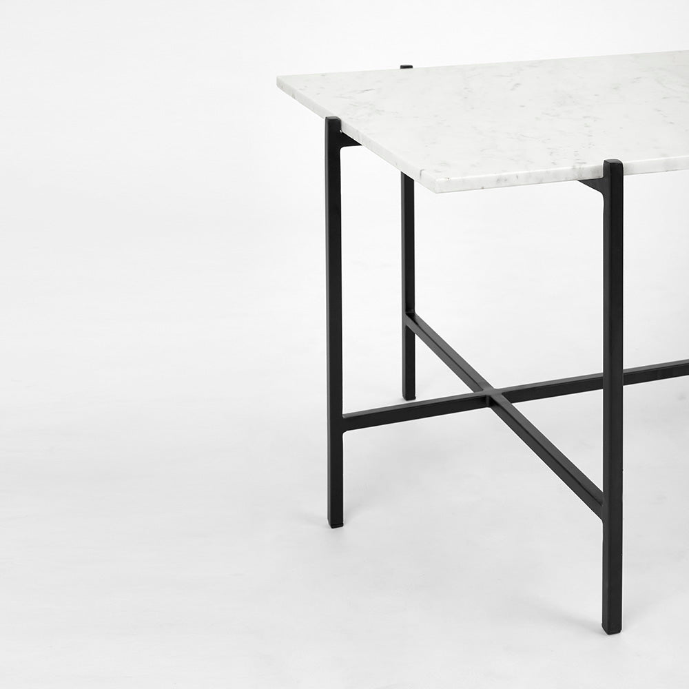 Table basse Ida avec plateau en marbre blanc : cadre noir
