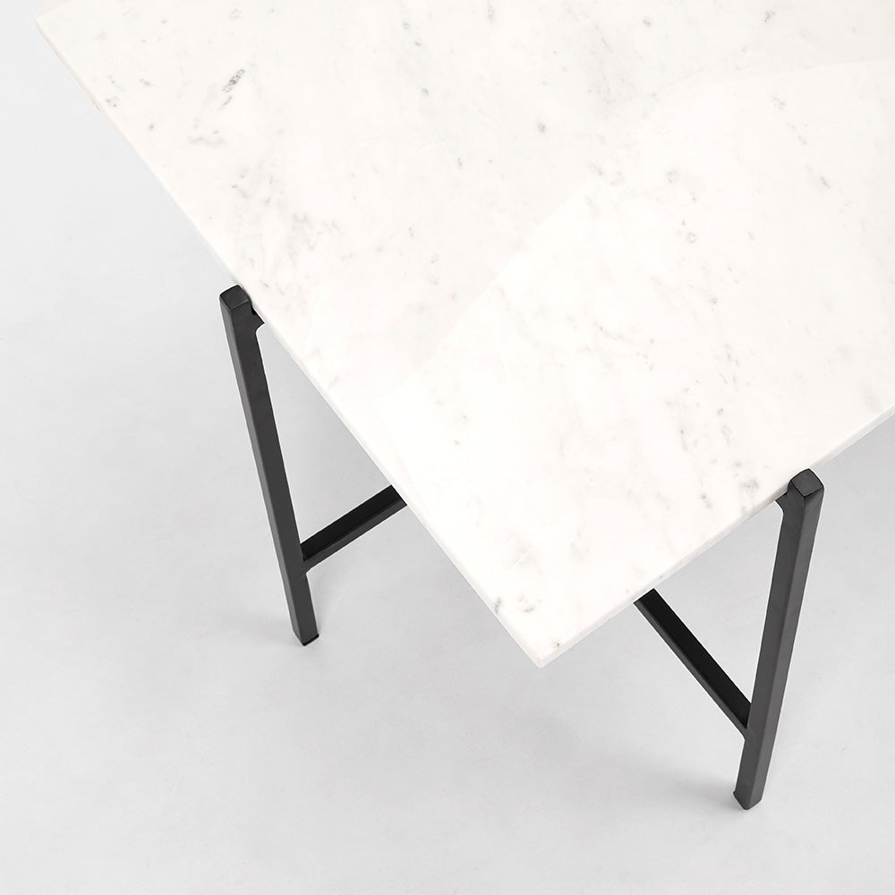 Table basse Ida avec plateau en marbre blanc : cadre noir