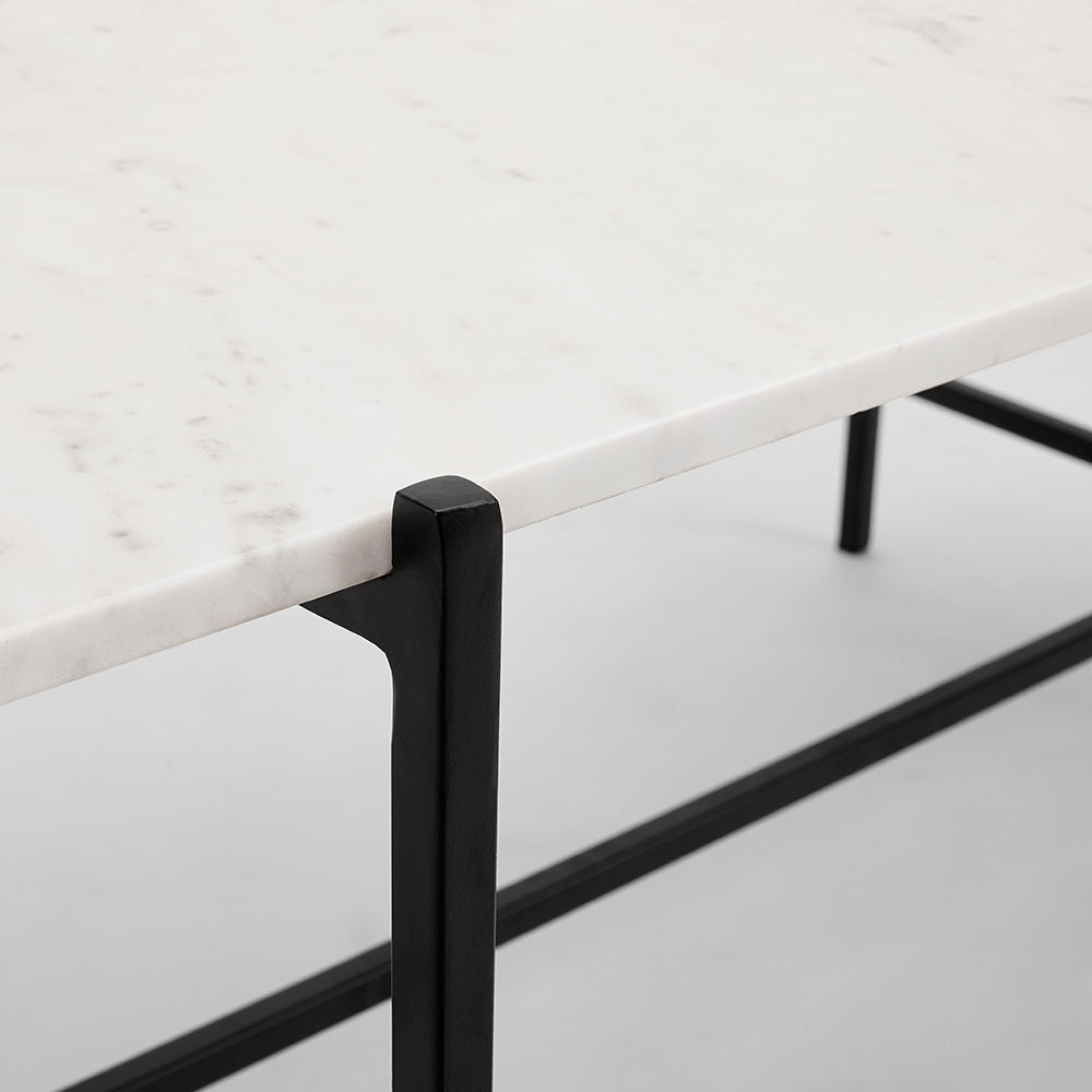 Table basse Ida avec plateau en marbre blanc : cadre noir