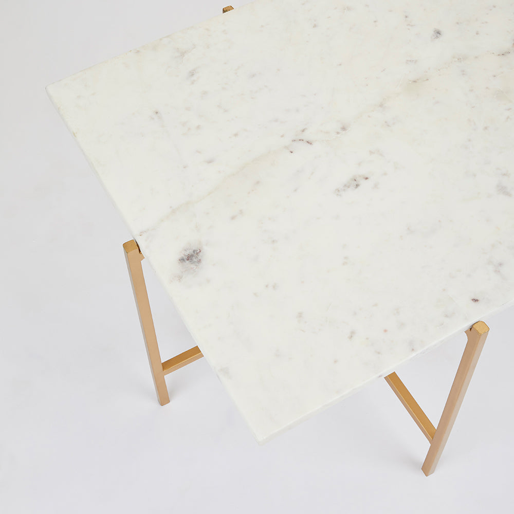 Table basse avec plateau en marbre blanc Ida : cadre doré