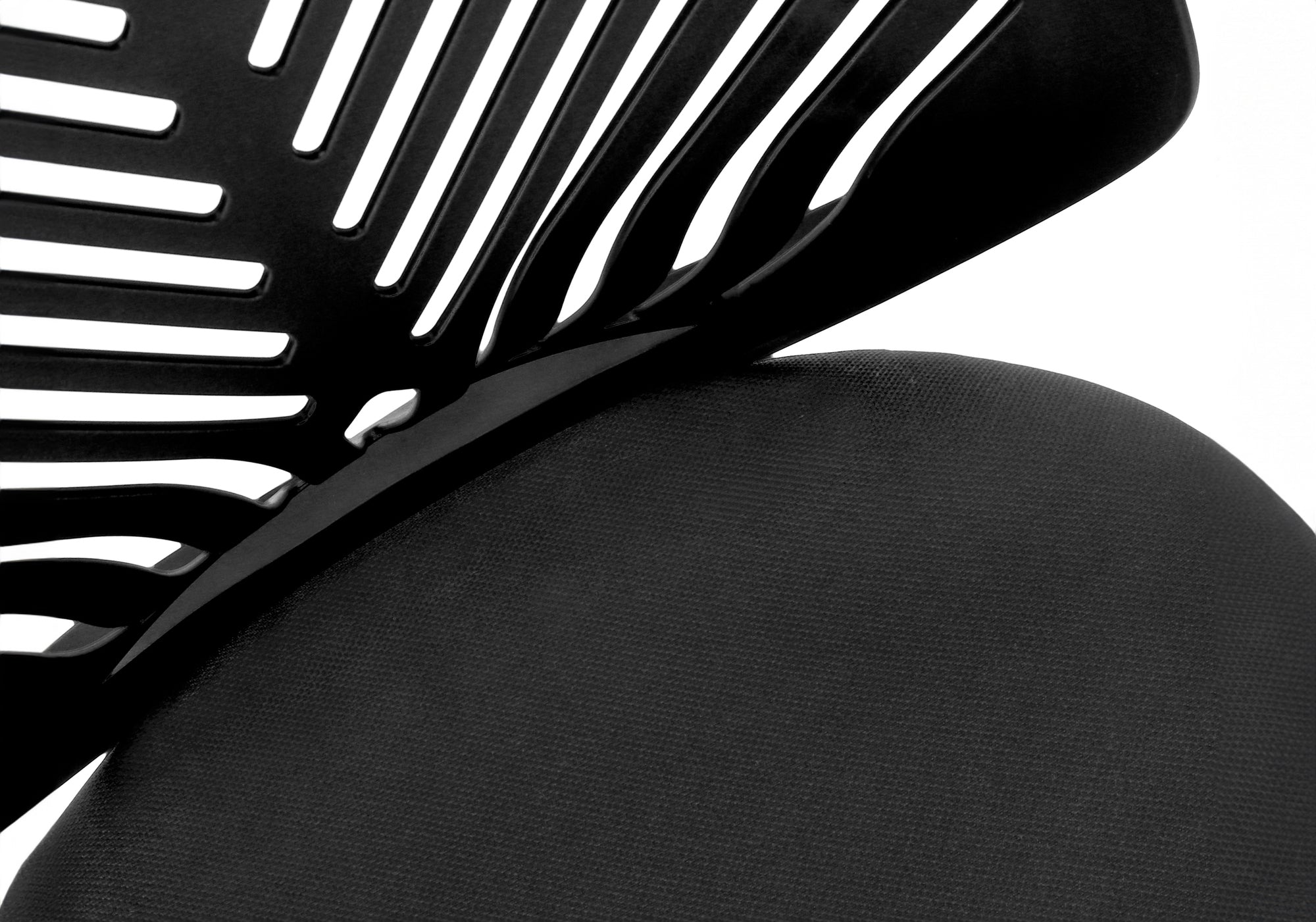 CHAISE DE BUREAU - JUVENILE NOIR / PIETEMENT NOIR SUR ROULETTES ( Meuble Mtl ) 