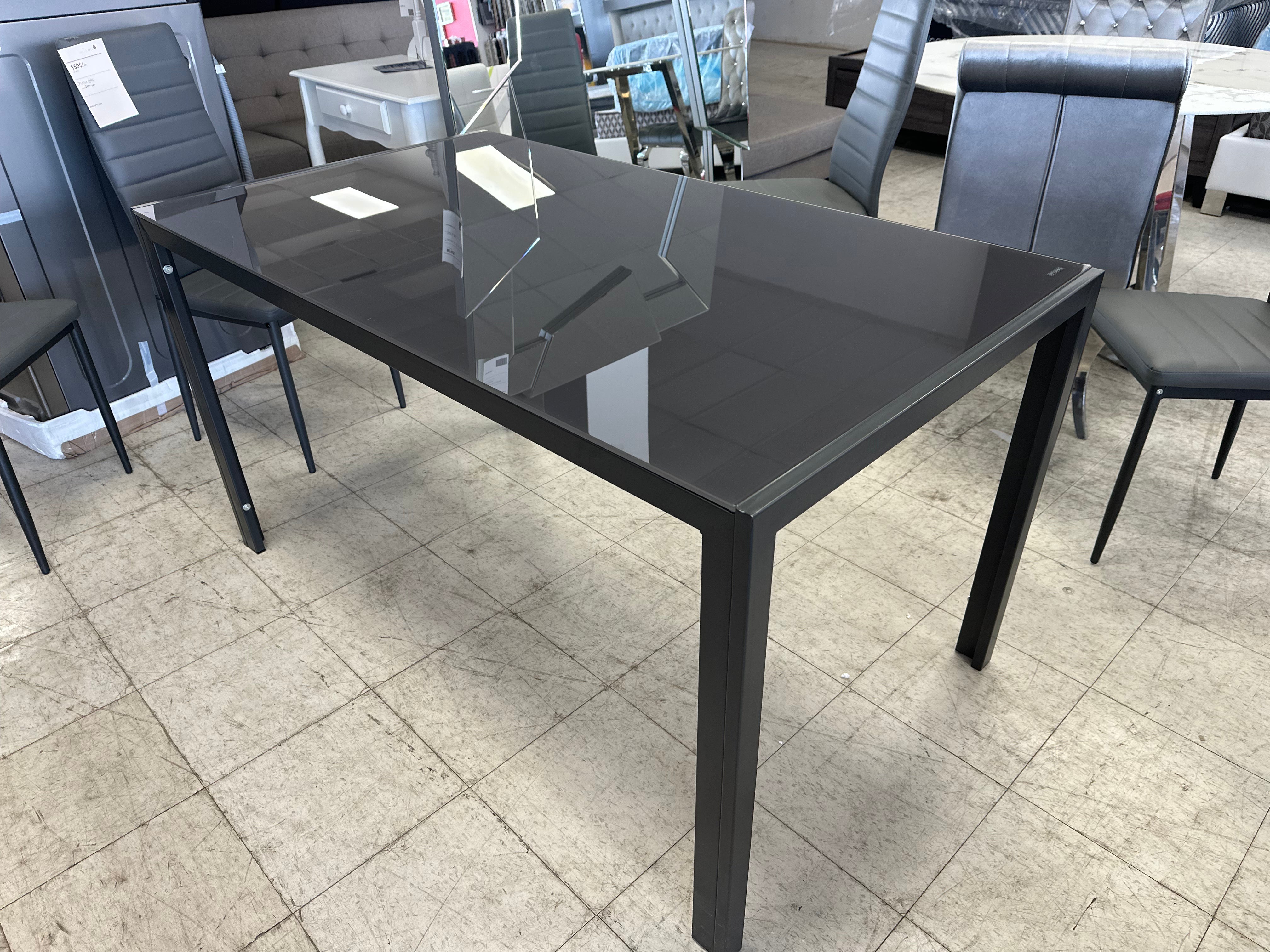 TABLE À DÎNER  (Meuble Mtl)