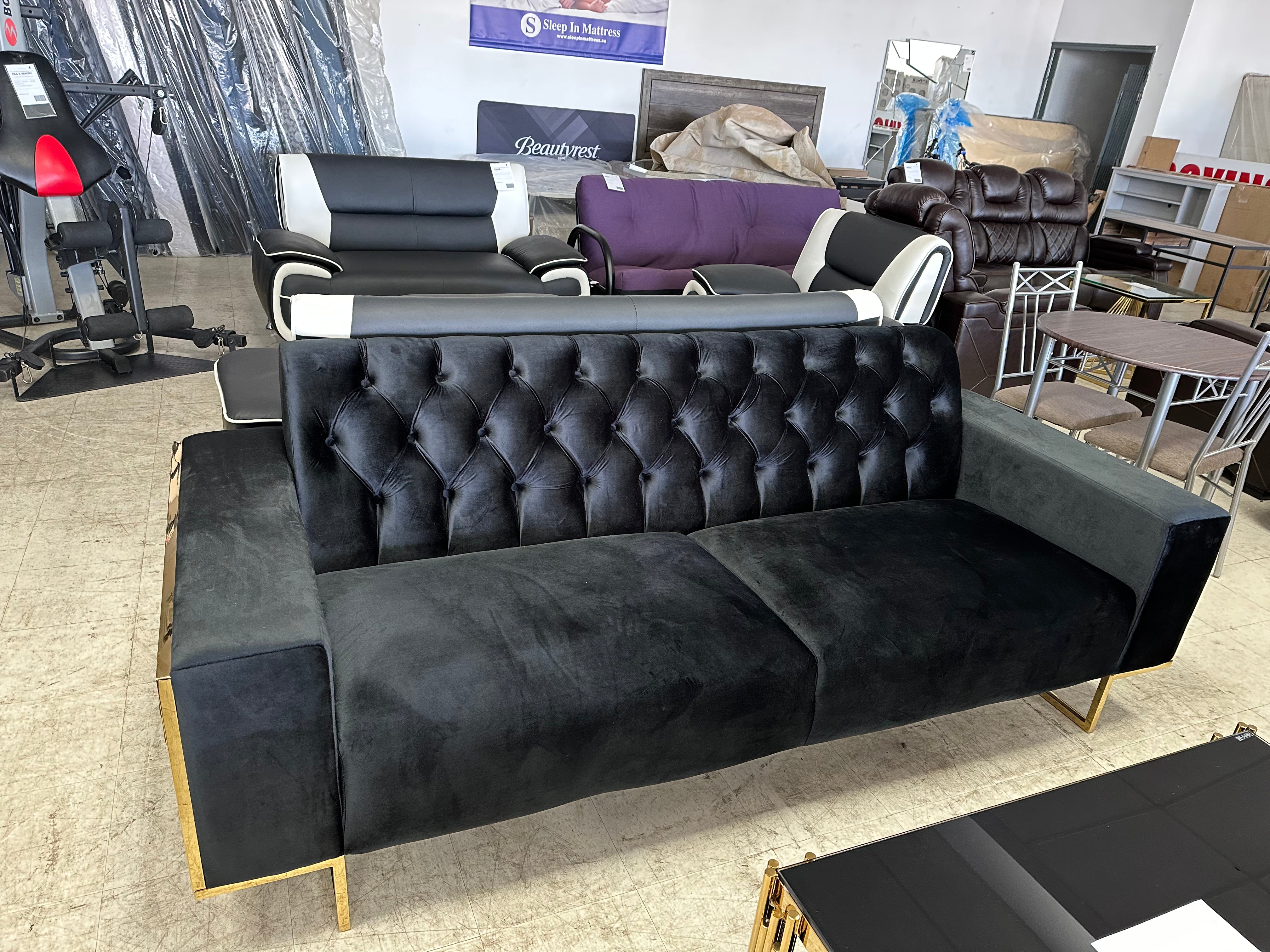 ENSEMBLE VELOURS NOIR AVEC DES ACCENTS DORÉS 2 MCX (Meuble Mtl)