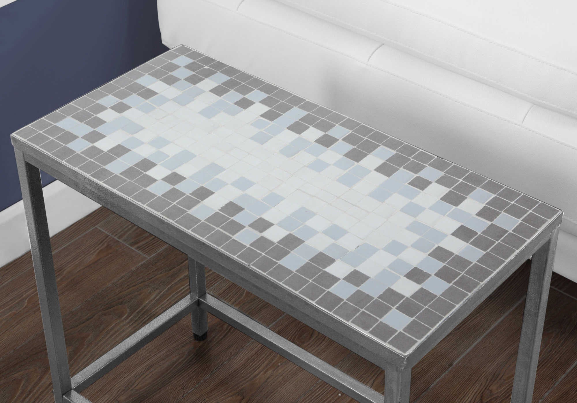 TABLE D'APPOINT - GRIS / DESSUS TUILE BLEU / ARGENT MARTELÉ ( Meuble Mtl )