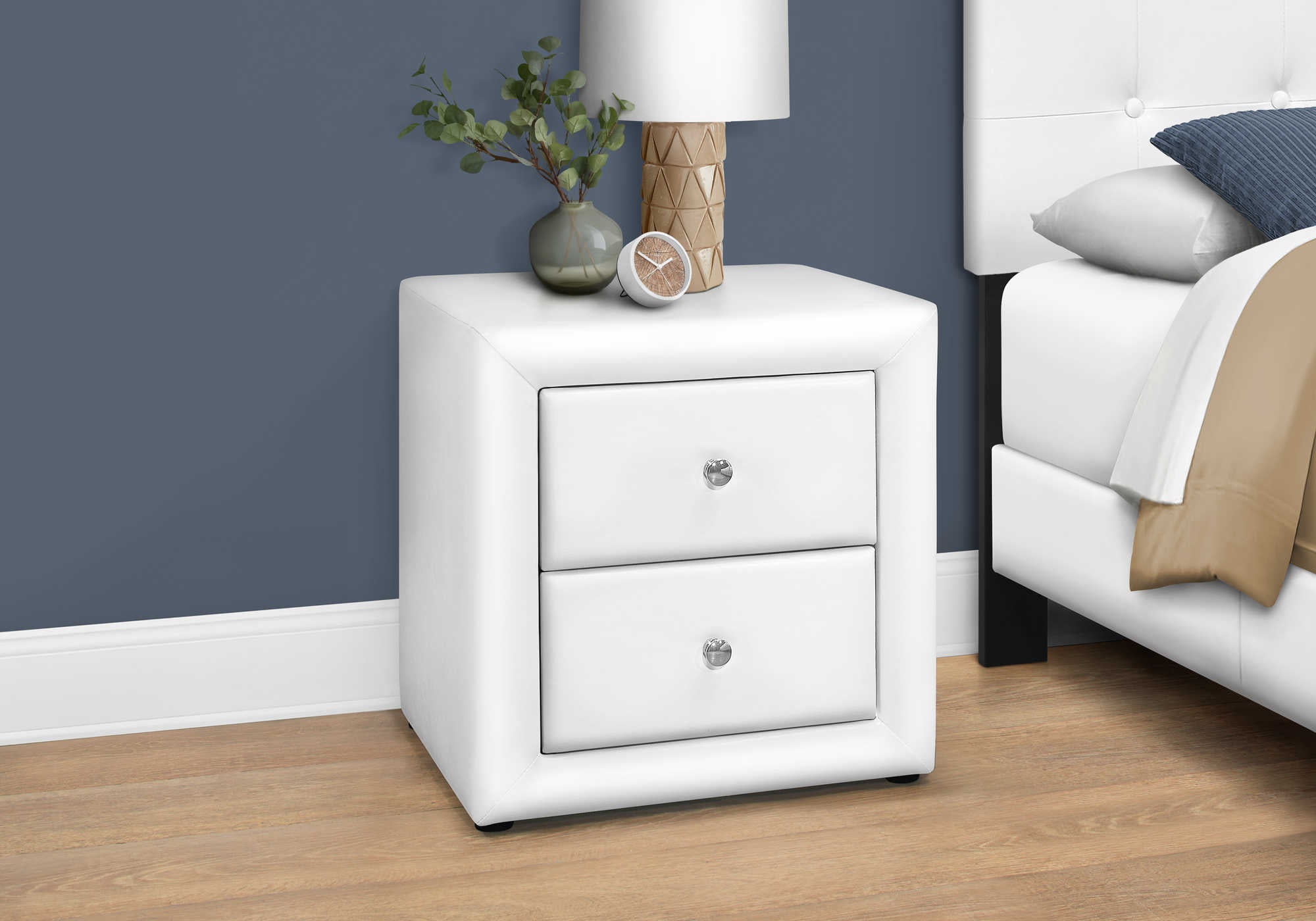 TABLE DE NUIT CHAMBRE - 21"H / SIMILI-CUIR BLANC  ( Meuble Mtl )