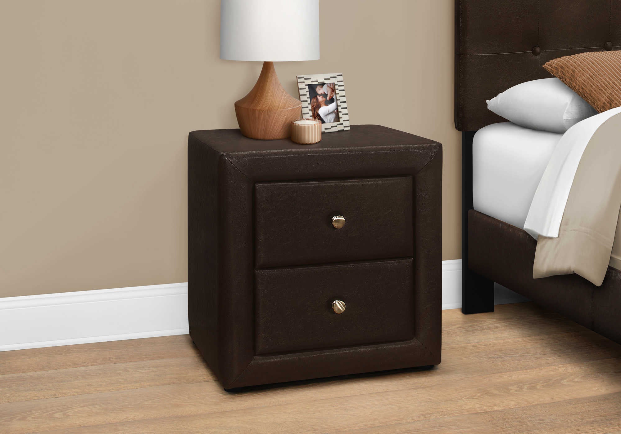 TABLE DE NUIT CHAMBRE - 21"H / SIMILI-CUIR BRUN ( Meuble Mtl )