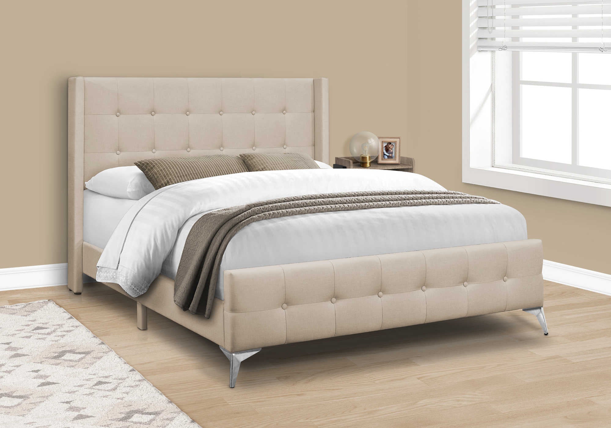LIT - TAILLE QUEEN / LIN BEIGE AVEC PIEDS EN MÉTAL CHROMÉ ( Meuble Mtl ) 