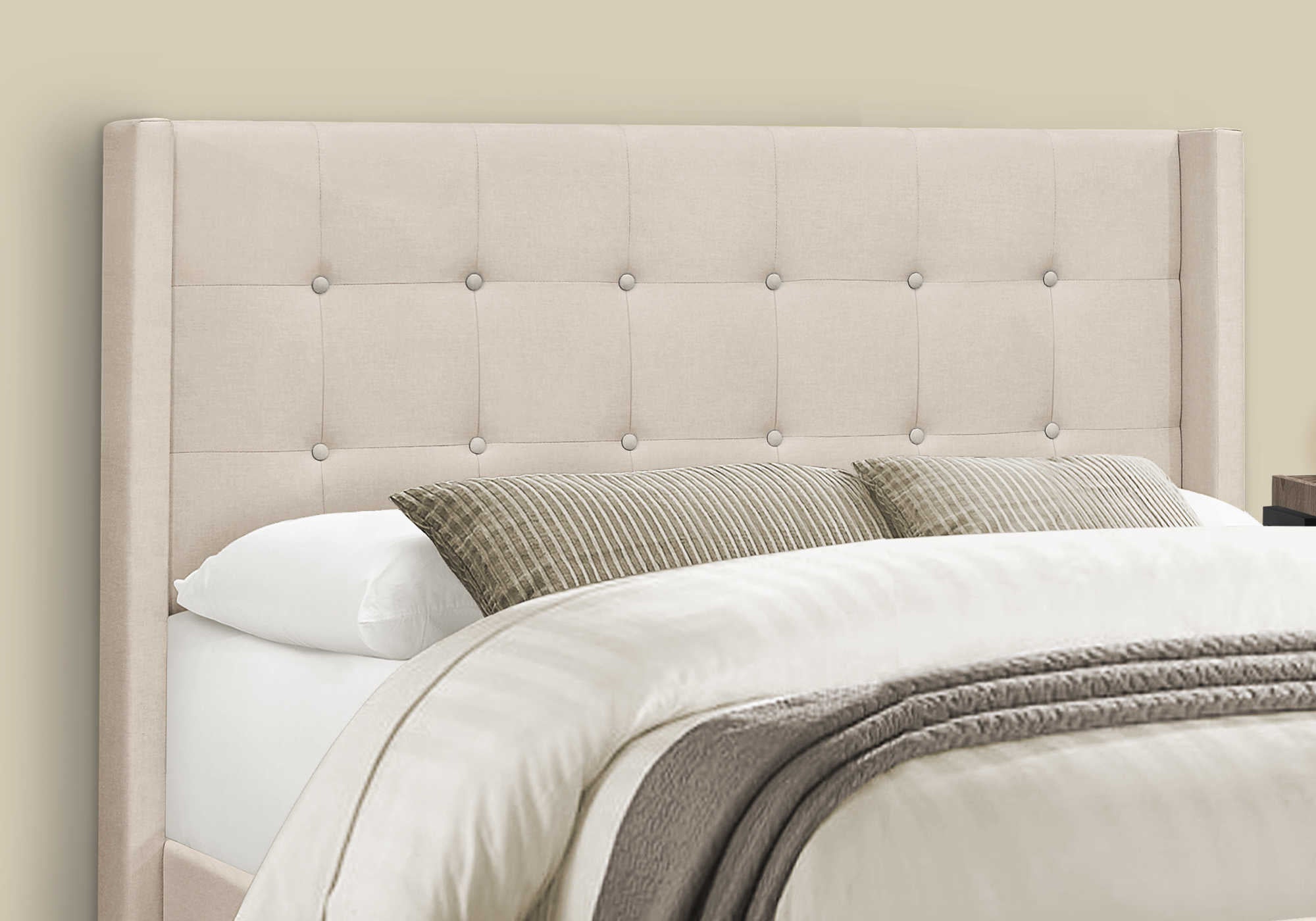 LIT - TAILLE QUEEN / LIN BEIGE AVEC PIEDS EN MÉTAL CHROMÉ ( Meuble Mtl ) 
