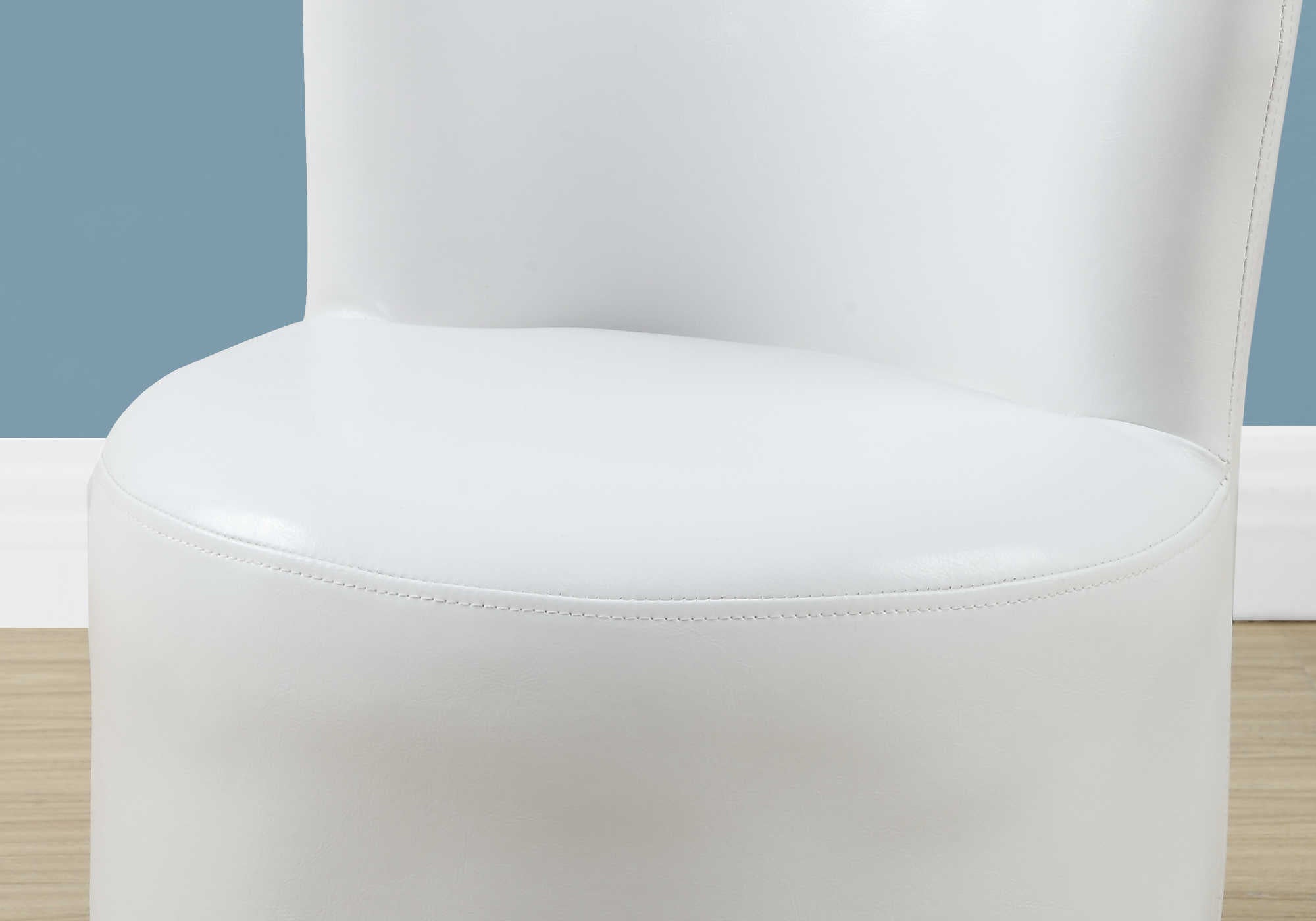 CHAISE JUVÉNILE - PIVOTANTE / SIMILI-CUIR BLANC ( Meuble Mtl )