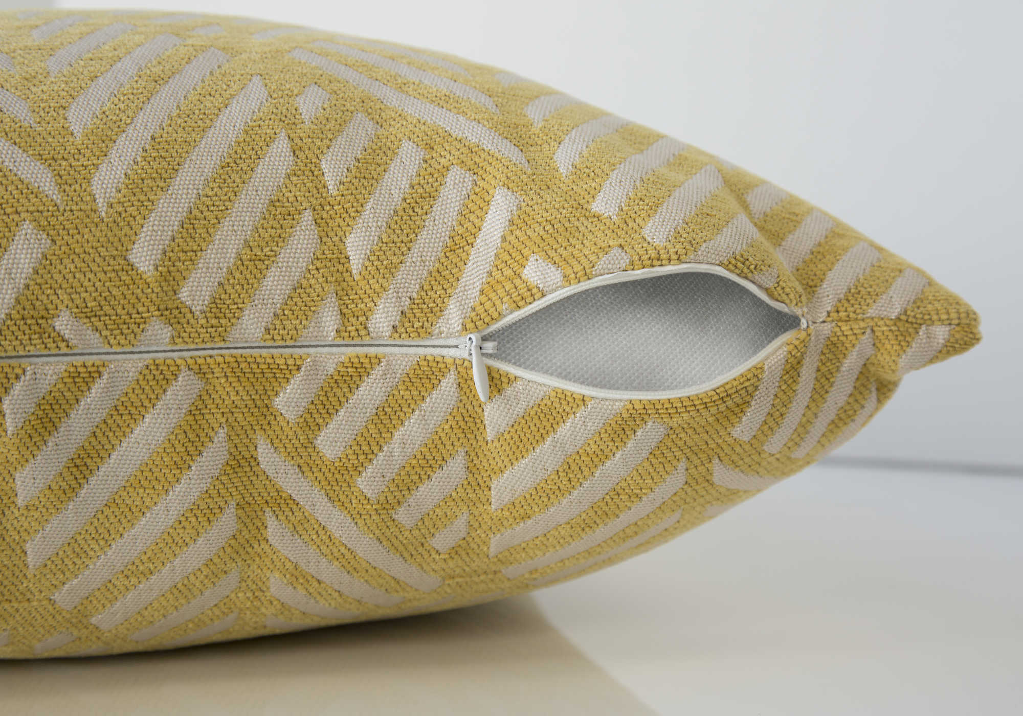 COUSSIN - 18"X 18" / MOTIF GÉOMÉTRIQUE JAUNE / 1PC ( Meuble Mtl ) 