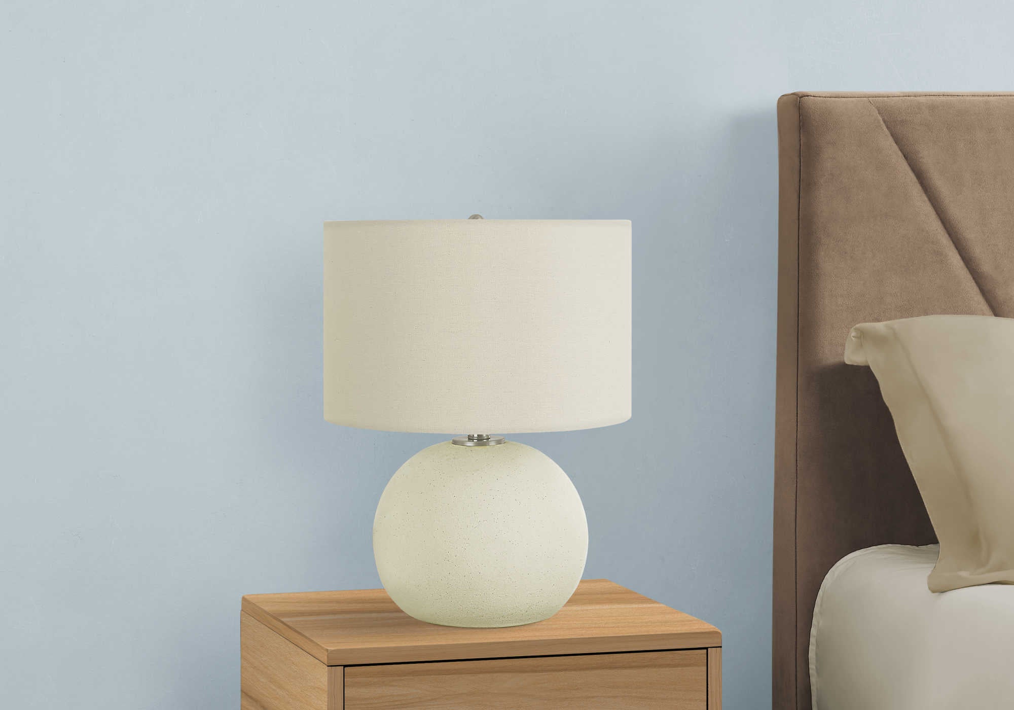 ÉCLAIRAGE - LAMPE DE TABLE 18"H CÉRAMIQUE CRÈME / ABAT-JOUR IVOIRE