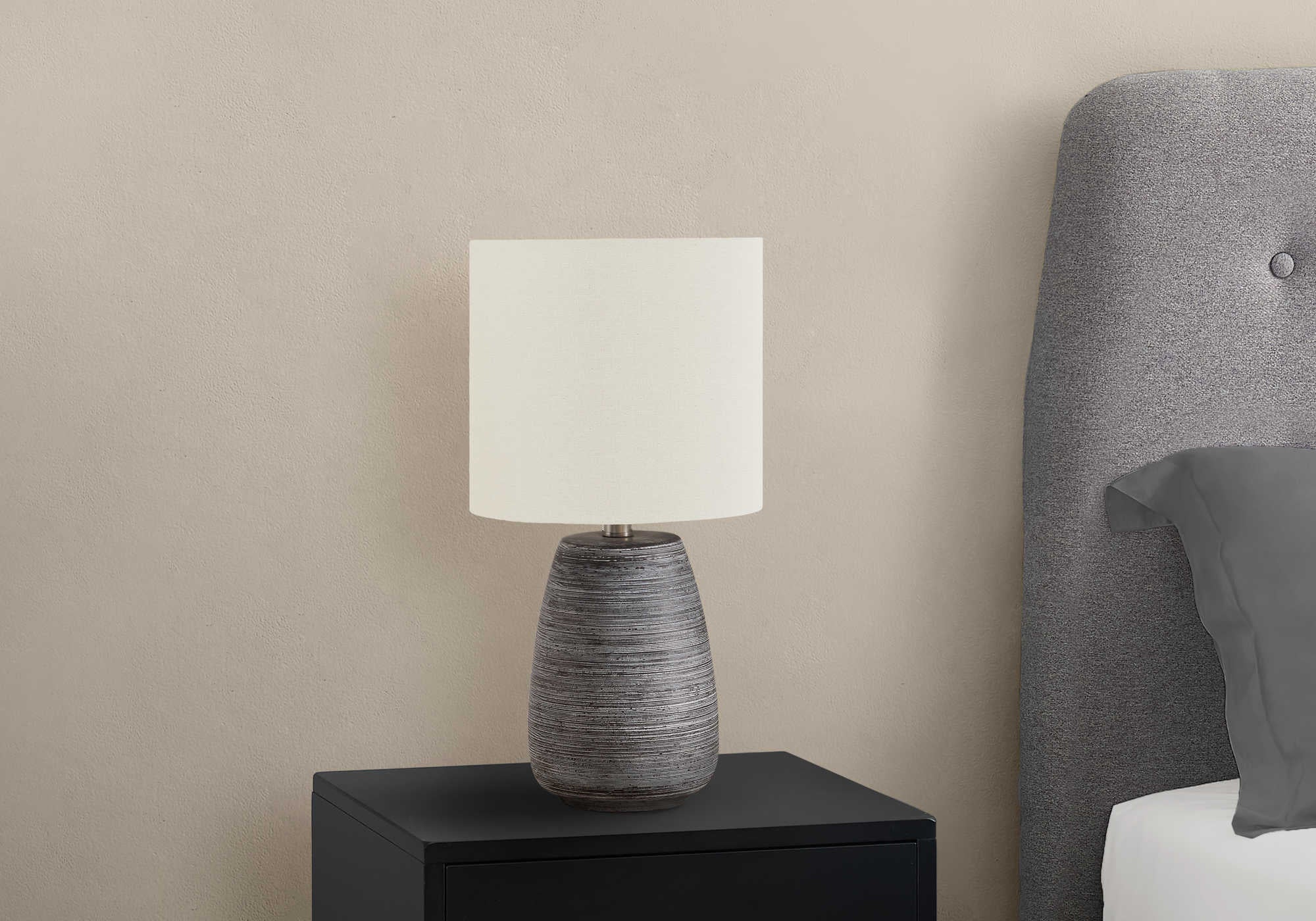 ÉCLAIRAGE - LAMPE DE TABLE 19"H CÉRAMIQUE GRIS / ABAT-JOUR IVOIRE