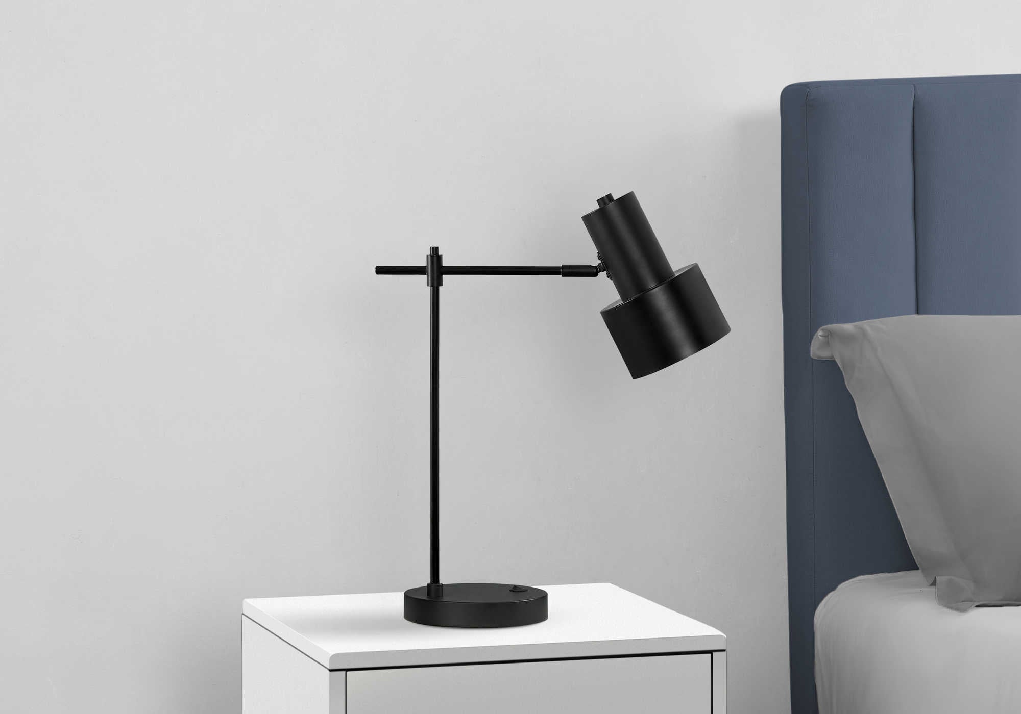 ÉCLAIRAGE - LAMPE DE TABLE 21"H MÉTAL NOIR/abat-jour noir/USB