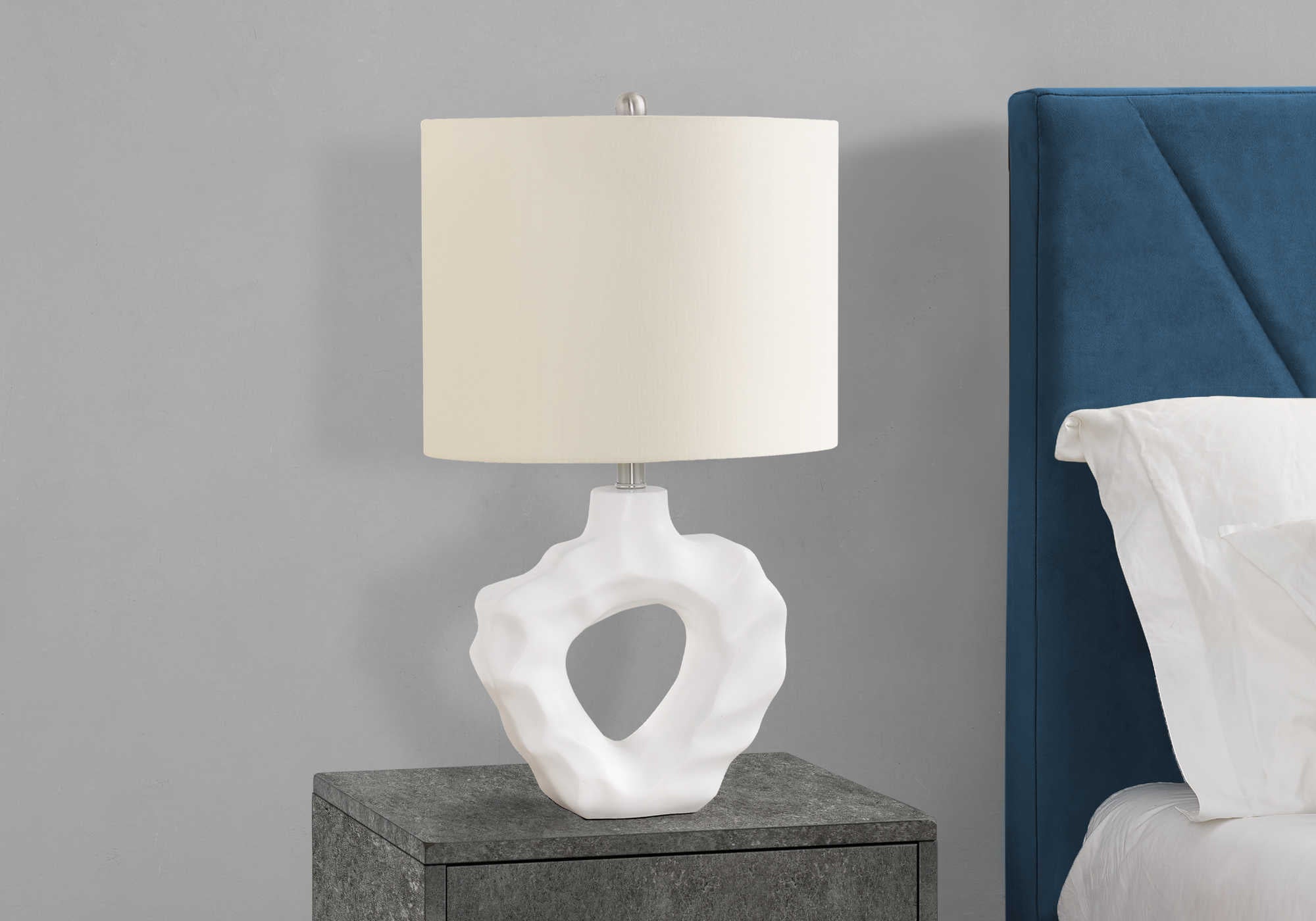 ÉCLAIRAGE - LAMPE DE TABLE 25"H RÉSINE CRÈME / ABAT-JOUR IVOIRE