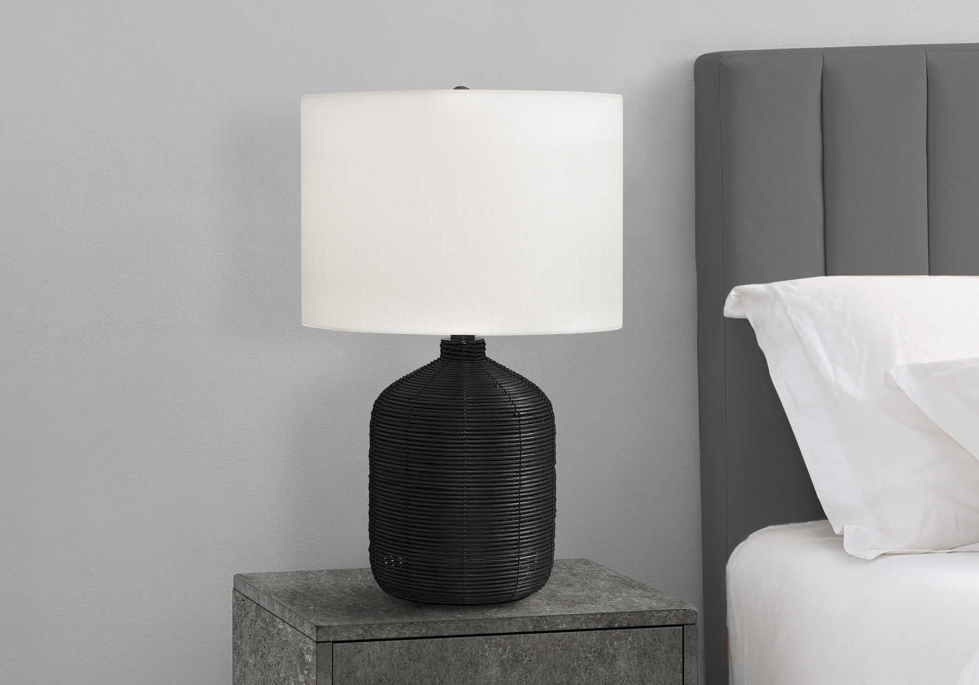ÉCLAIRAGE - LAMPE DE TABLE 23"H ROTIN NOIR / ABAT-JOUR IVOIRE