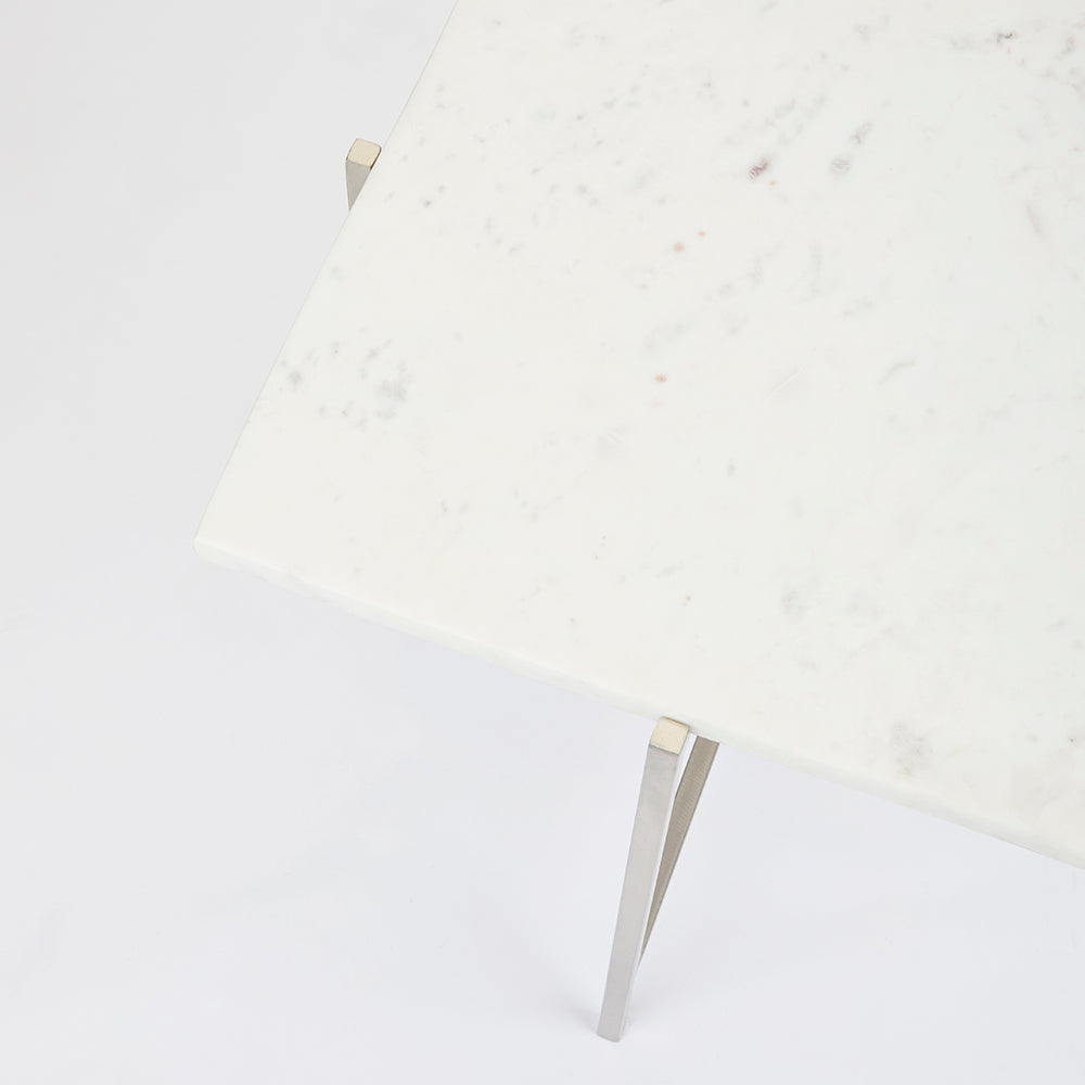 Table de bout avec dessus en marbre blanc Ida : cadre argenté