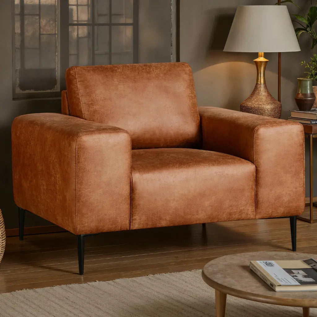 L'Élégance Shonda : Fauteuil Moderne en Cognac Rustique