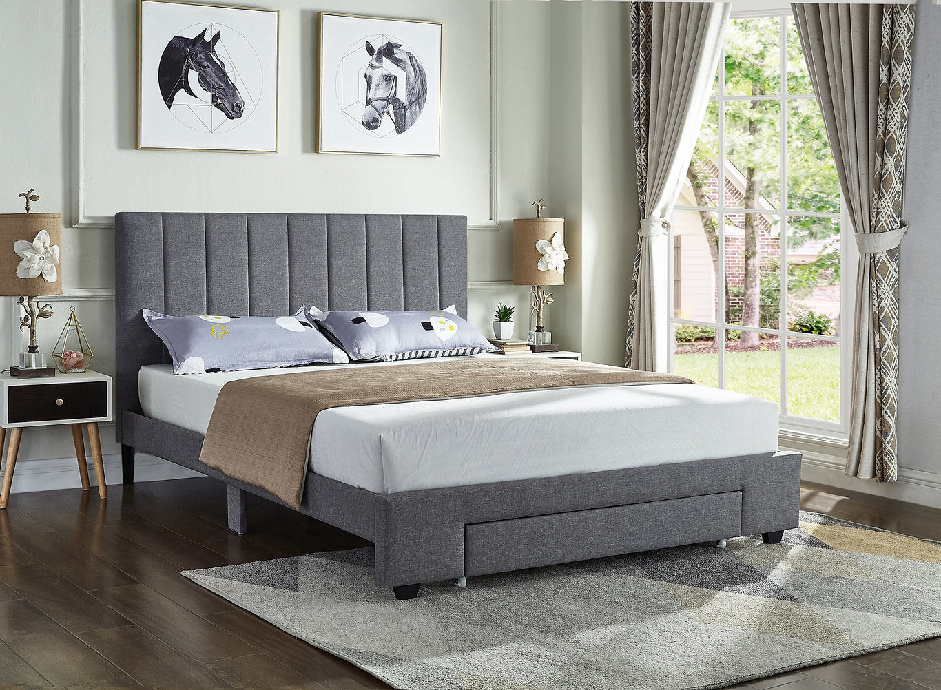 Lit en tissu gris avec tête de lit rembourrée et tiroir de rangement
