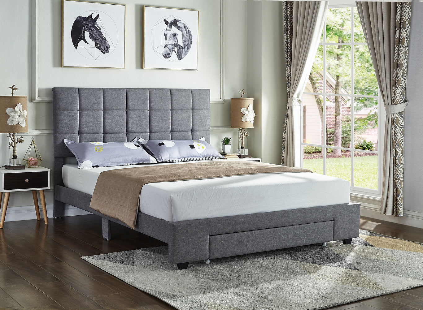 Lit en tissu gris avec tête de lit capitonnée à motif carré